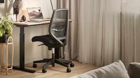 Schreibtisch und Bürostuhl als Homeoffice im Wohnraum